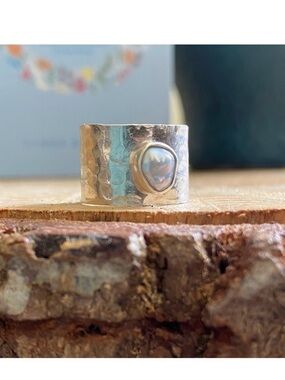 Sterling Silver Hammered Band Ring with Iridescent Pearl Accent - Silver 6.5